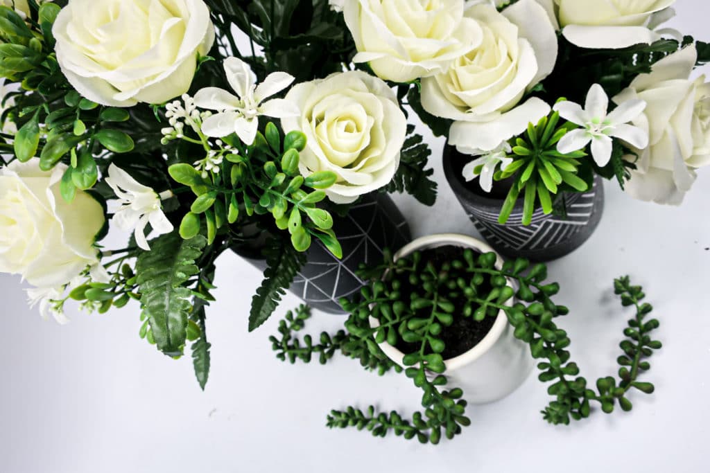 Fleurs artificielles vertes et blanches